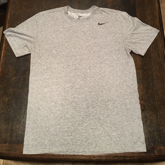 Men's Nike dri-fit grey t shirt.