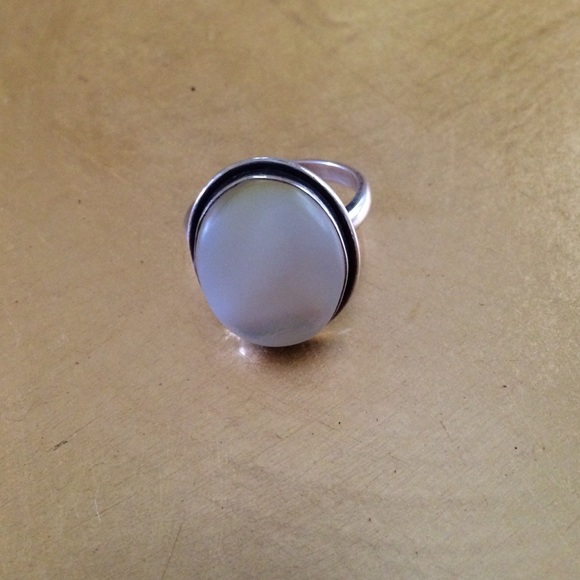Sterling silver white pearl size 7 ring - Picture 1 of 3