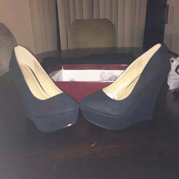 Black wedges