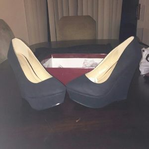 Black wedges