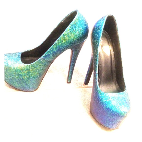 Greenish and bluish heels very nice !