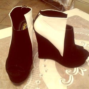 Black and white wedges very sexy !