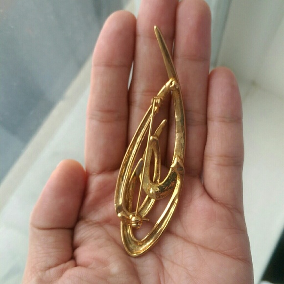 Gold tone brooch with rhinestones - Picture 2 of 3