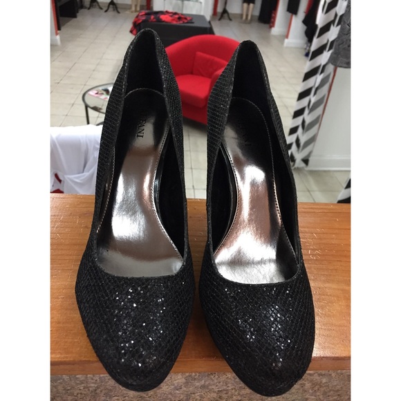 Black shiny pumps