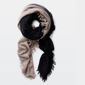 Sold out color GLOOMY DAYS BLANKET from Aritzia
