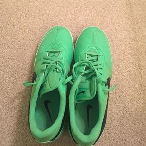 Women's 8.5 Nike indoor shoes