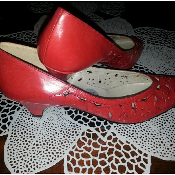 80's White Leather Cut Out Heels by Bandolino main image 0