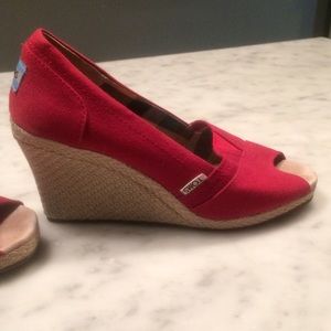 Size 7 red/cork toms wedges