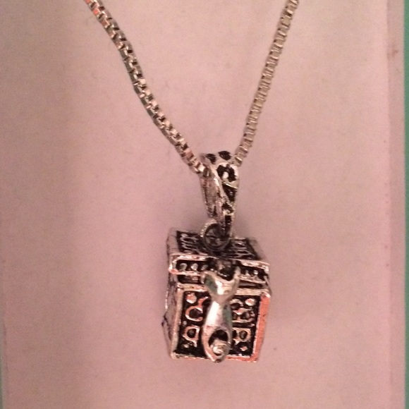 Vintage Style Silver Love❤️ Box Pendent Necklace - Picture 4 of 4