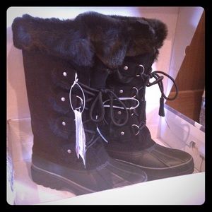 *NWT* Black fur lined Khombu boots!