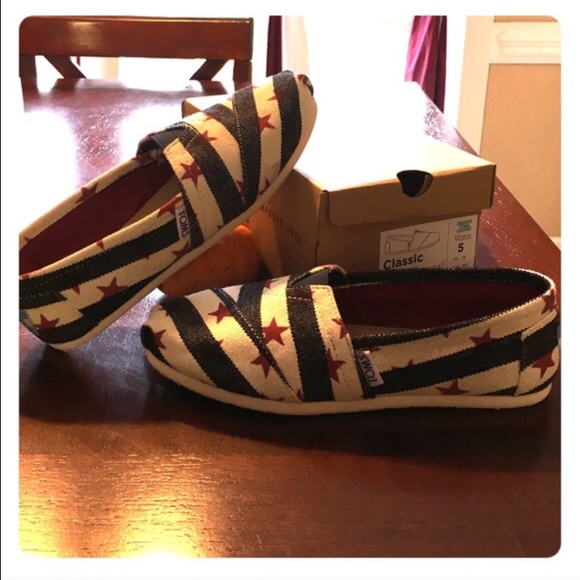TOMS size 5 red stars,blue & cream stripes🇺🇸NWT