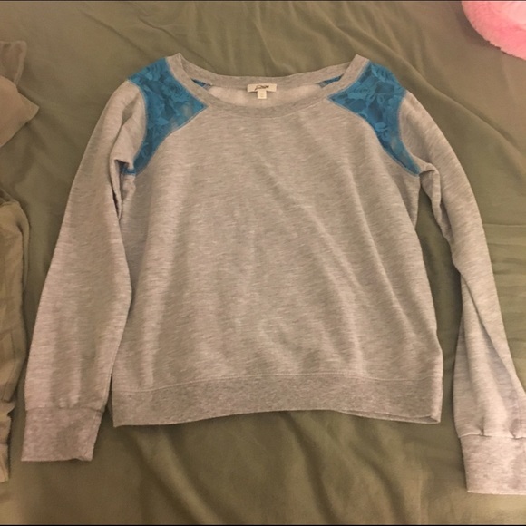 Sweater with blue lace on shoulders