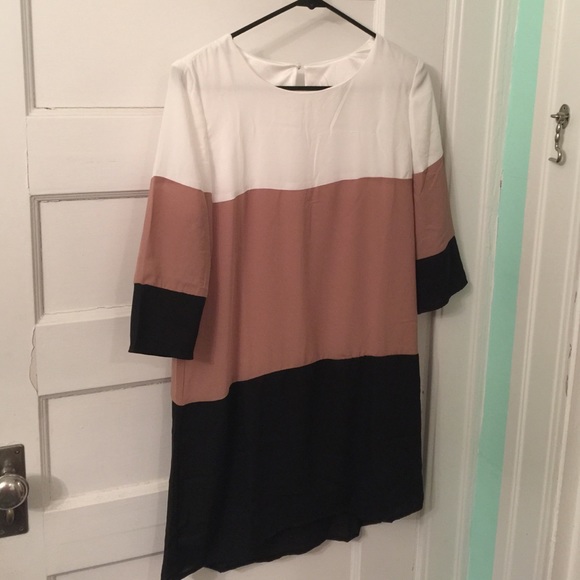 NWOT .Quarter sleeve block dress.
