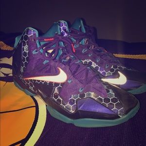 SELLING LEBRON 11