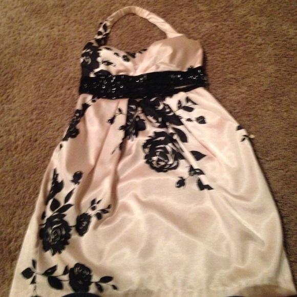 Halter top floral dress - Picture 2 of 4
