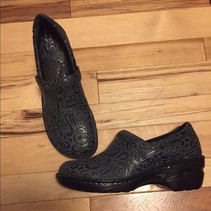 Size 10 B.O.C navy clogs