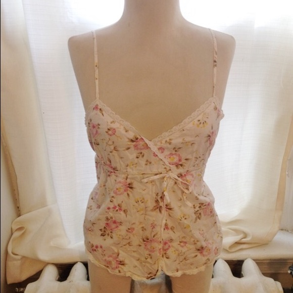 Sale! Donating before 1/1! Delicate Floral Tank