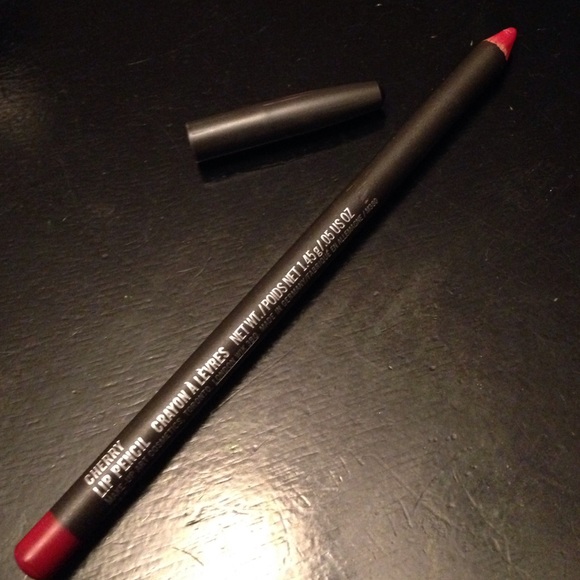 MAC lip liner in Cherry