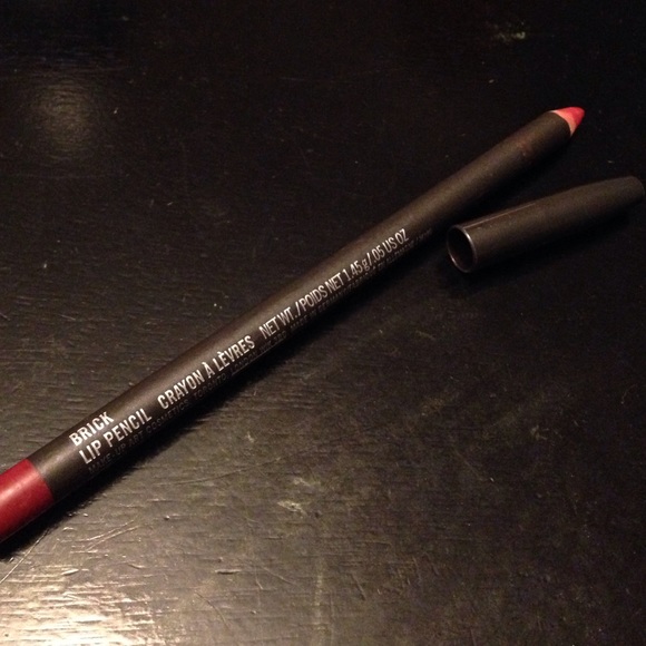MAC lip liner in Brick