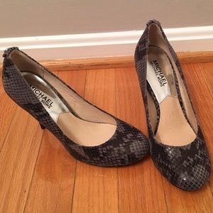 Brand new Michael Kors snakeskin pumps, 5.5