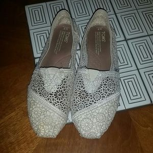 Ivory lace toms size 7