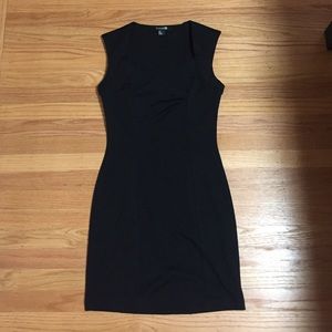 Fitted sleeve-less little black dress