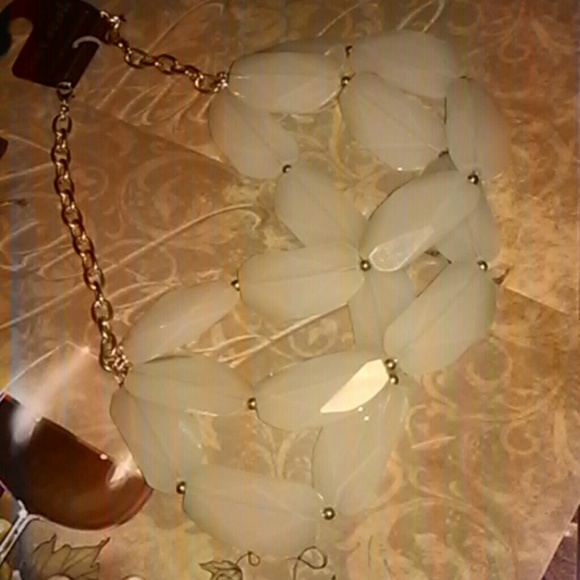 🎀 Light Mint Statement Necklace 🎀 - Picture 1 of 3