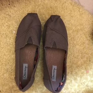 Tom style, gray flats