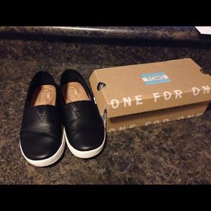 Brand new TOMS leather women's Avalon slip-ons