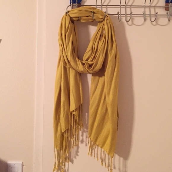 Accessories - EUC gold scarf with tassel ends