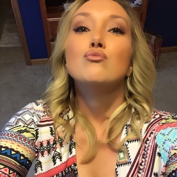 Meet your Posher, Erica - Picture 2 of 4