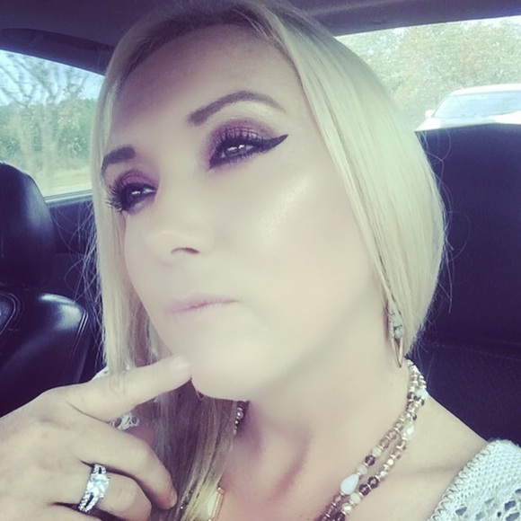 Meet your Posher, Erica - Picture 3 of 4