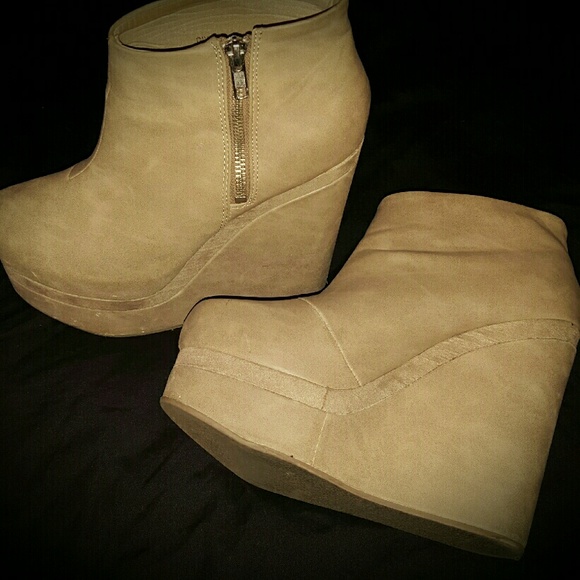 Zip up boot wedges (7.5-8)
