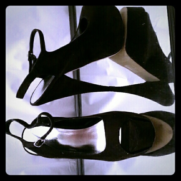 Black peep toe pump