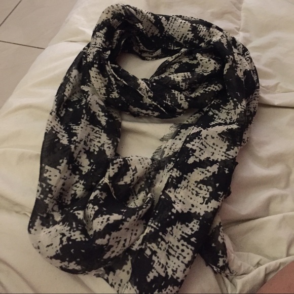 Black and white scarf
