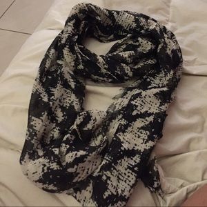 Black and white scarf