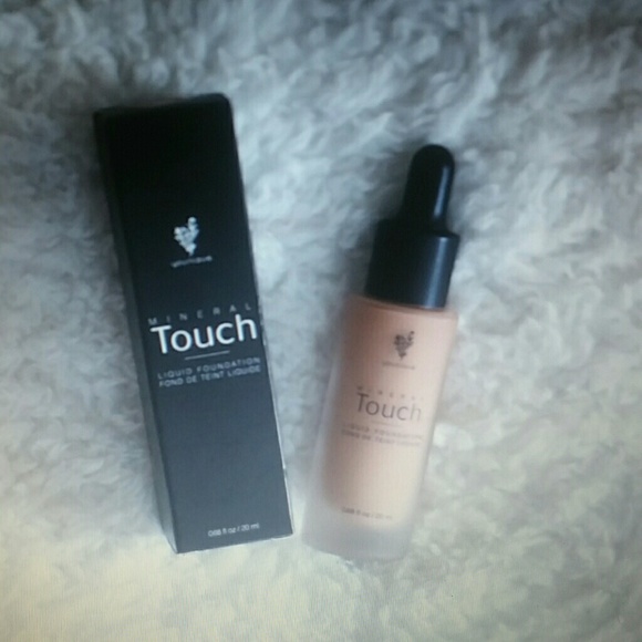 Younique Touch Mineral Foundation in Chiffon