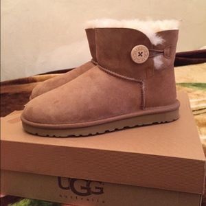 Ugg mini Bailey button (no holds)