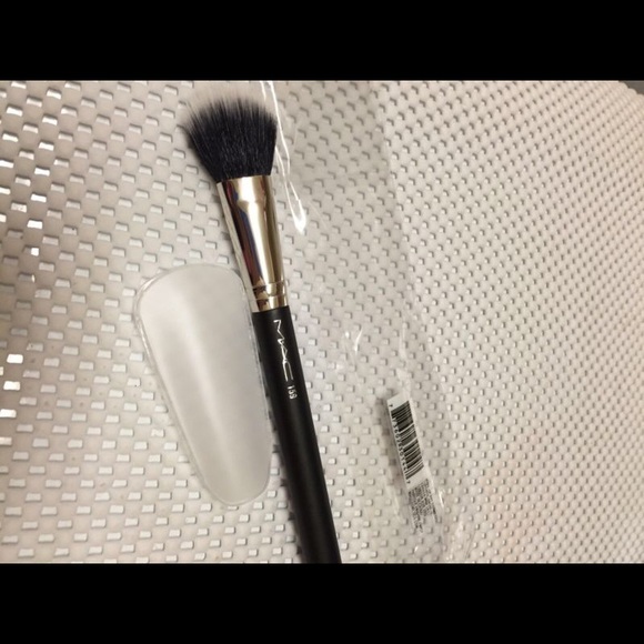 Mac Brush number 159 - Picture 3 of 4