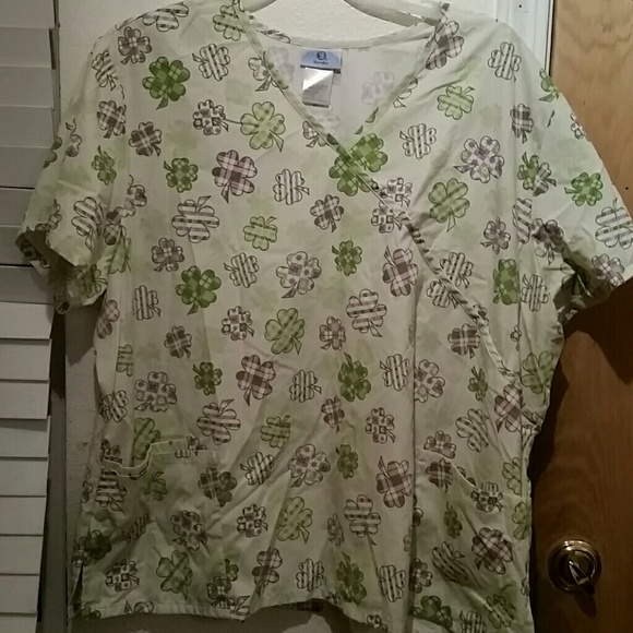 4 leaf clover plus size scrub top