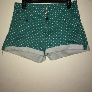 3-buttoned polka dot high waisted shorts