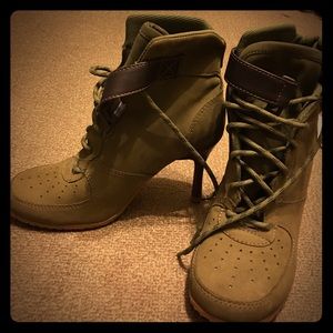 Bakers Tomahawks (Size 6) NWOT in olive green