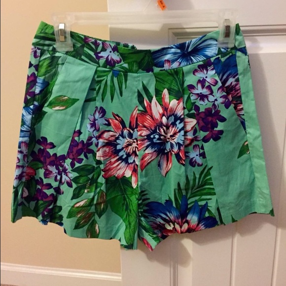 NWT- floral shorts