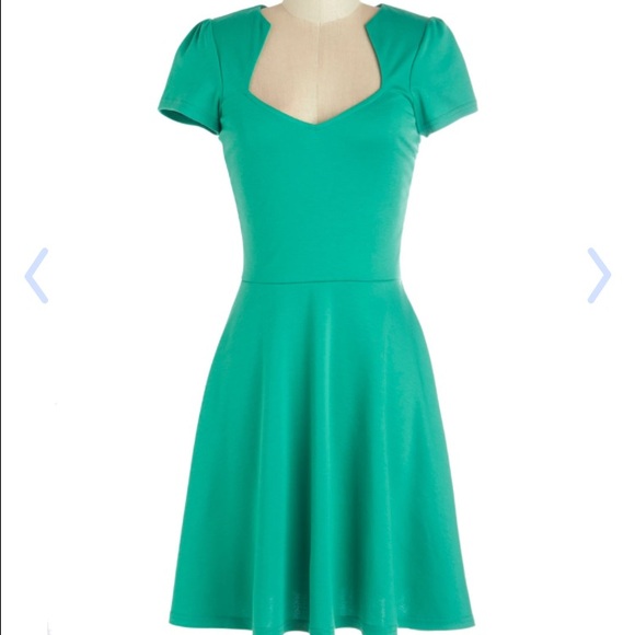 Modcloth oh la la lady dress in green Size small.