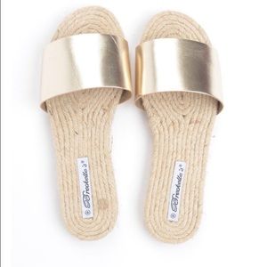 NWT- gold sandals