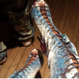 I'm selling these knee high boots