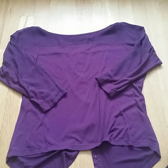 Button back Limited tee