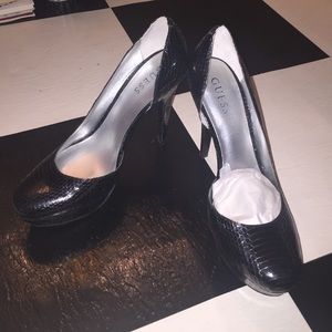 Round toe Guess pumps