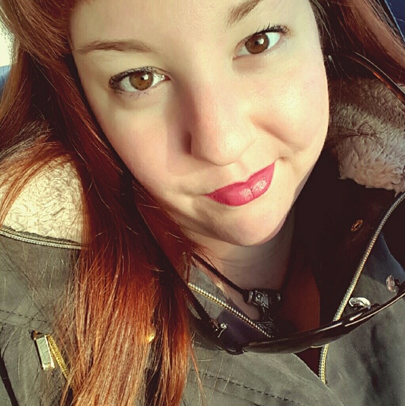 Meet your Posher, Nicole - Picture 1 of 1