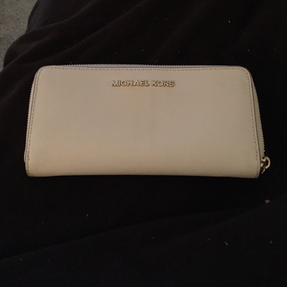 KORS Michael Kors Handbags - Michael Kors Jet Set Travel wallet vanilla.